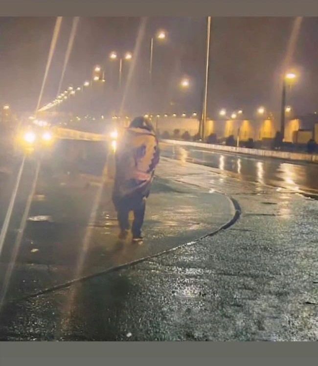 De nacht vóór Mohammeds executie wachtte zijn vader buiten de gevangenis. Vanwege de bittere kou sloeg hij een deken om zich heen en smeekte hij in de regen om de vrijheid van zijn zoon. De nacht vóór Mohammeds executie wachtte zijn vader buiten de gevangenis. Vanwege de bittere kou sloeg hij een deken om zich heen en smeekte hij in de regen om de vrijheid van zijn zoon.